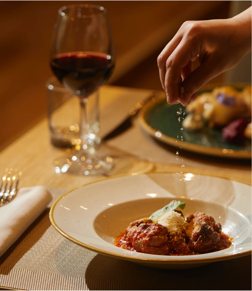 Portata calda servita con vino rosso, con aggiunta di formaggio grattugiato