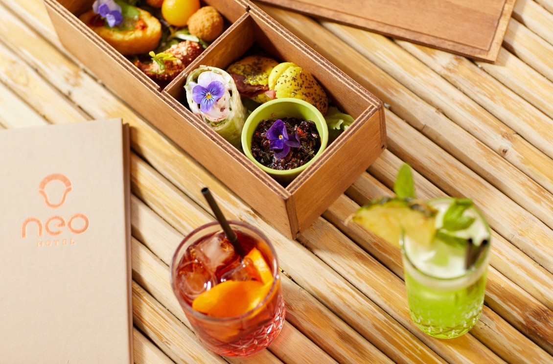 Menu dei drink con cocktail e stuzzichini sul tavolo