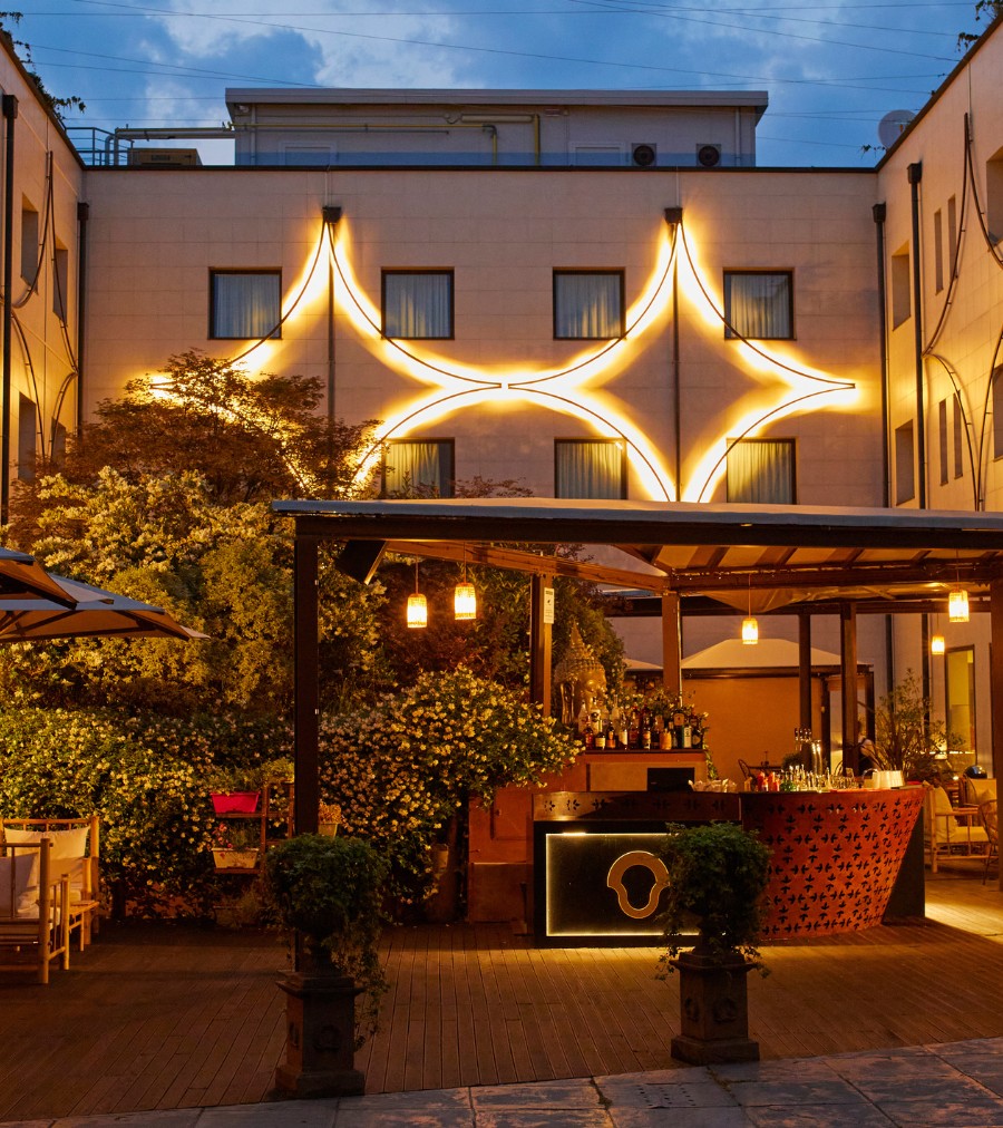 Lounge Bar del Neo Hotel all'esterno di sera